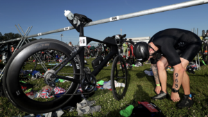 triathlète en zone de transition