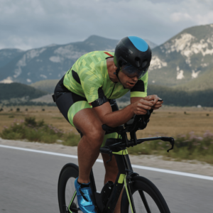 triathlète roulant sur son vélo en position aérodynamique