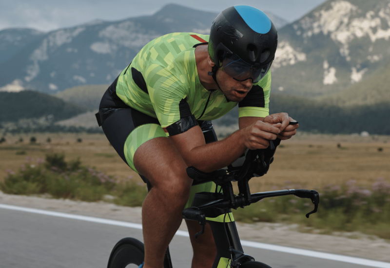 triathlète roulant sur son vélo en position aérodynamique